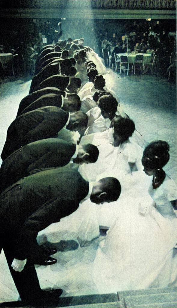 AfricanArchives's tweet photo. Harlem Debutante Ball, 1950s. https://t.co/NwdJTGTggM