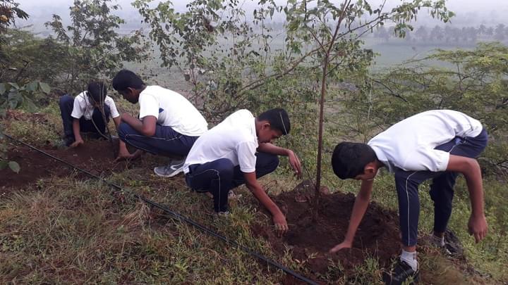 yuva_brigade's tweet photo. #CleanlinessIsHealth #SwachhBharat #SBMG
#YuvaBrigade along with students of Saraswati international school cleaned the premises of Mallayana Gudda Temple at Ghataprabha in #Belagavi. https://t.co/YIHzwMBipk