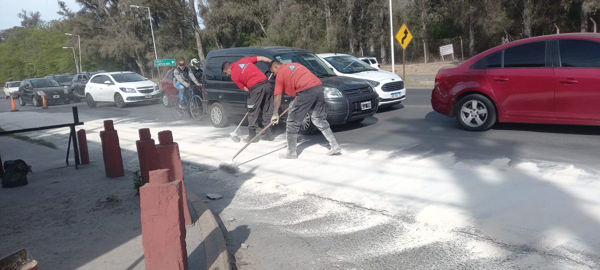 LicOrtegasan's tweet photo. El personal de la #DcMalvinas trabajando para cuidar a los automovilistas por derrame de combustible en la Ruta 202 
@LicOrtegasan @munimalvinas @Nardini_Leo @Noecorrea_ok https://t.co/gJ7icRv2yh