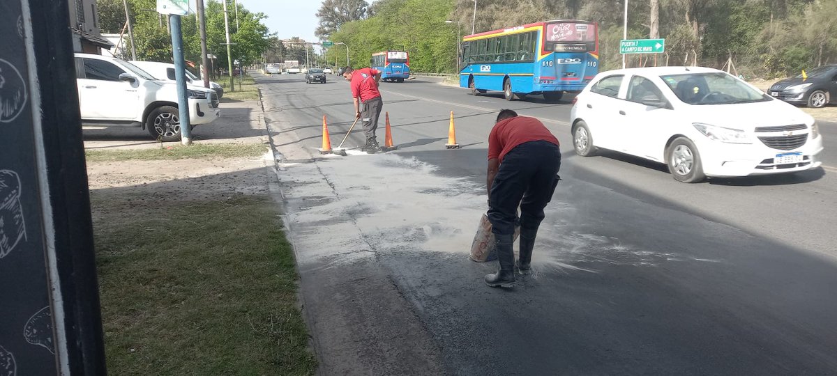 LicOrtegasan's tweet photo. El personal de la #DcMalvinas trabajando para cuidar a los automovilistas por derrame de combustible en la Ruta 202 
@LicOrtegasan @munimalvinas @Nardini_Leo @Noecorrea_ok https://t.co/gJ7icRv2yh