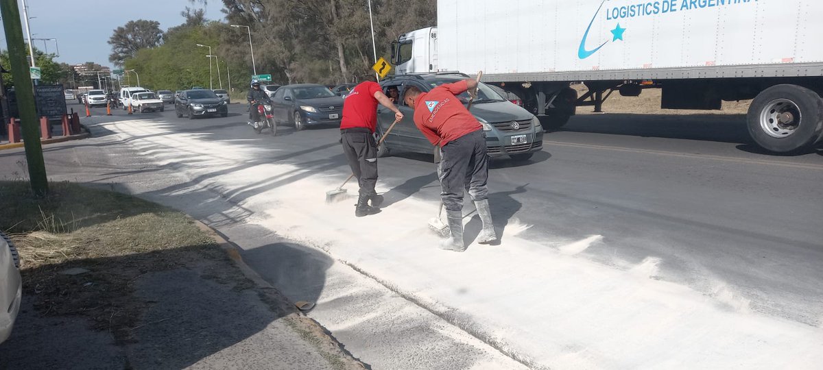 LicOrtegasan's tweet photo. El personal de la #DcMalvinas trabajando para cuidar a los automovilistas por derrame de combustible en la Ruta 202 
@LicOrtegasan @munimalvinas @Nardini_Leo @Noecorrea_ok https://t.co/gJ7icRv2yh