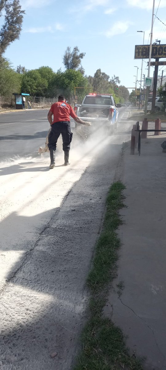 LicOrtegasan's tweet photo. El personal de la #DcMalvinas trabajando para cuidar a los automovilistas por derrame de combustible en la Ruta 202 
@LicOrtegasan @munimalvinas @Nardini_Leo @Noecorrea_ok https://t.co/gJ7icRv2yh