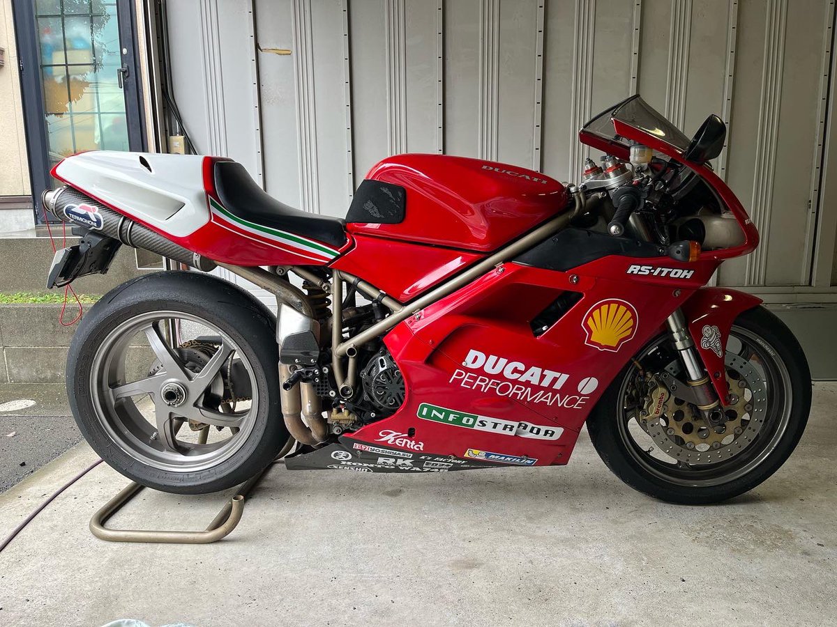 pararinknta's tweet photo. シングルシートはカッコいいなぁ。ビポストからストラーダに変身！

#ducati #ducati748 #ducati916 #ducati996 #ducati998 #wsbk #ドゥカティいいじゃん  #バイク乗りと繋がりたい  #バイク好きな人と繋がりたい  #バイク https://t.co/mwrOd5XFPL