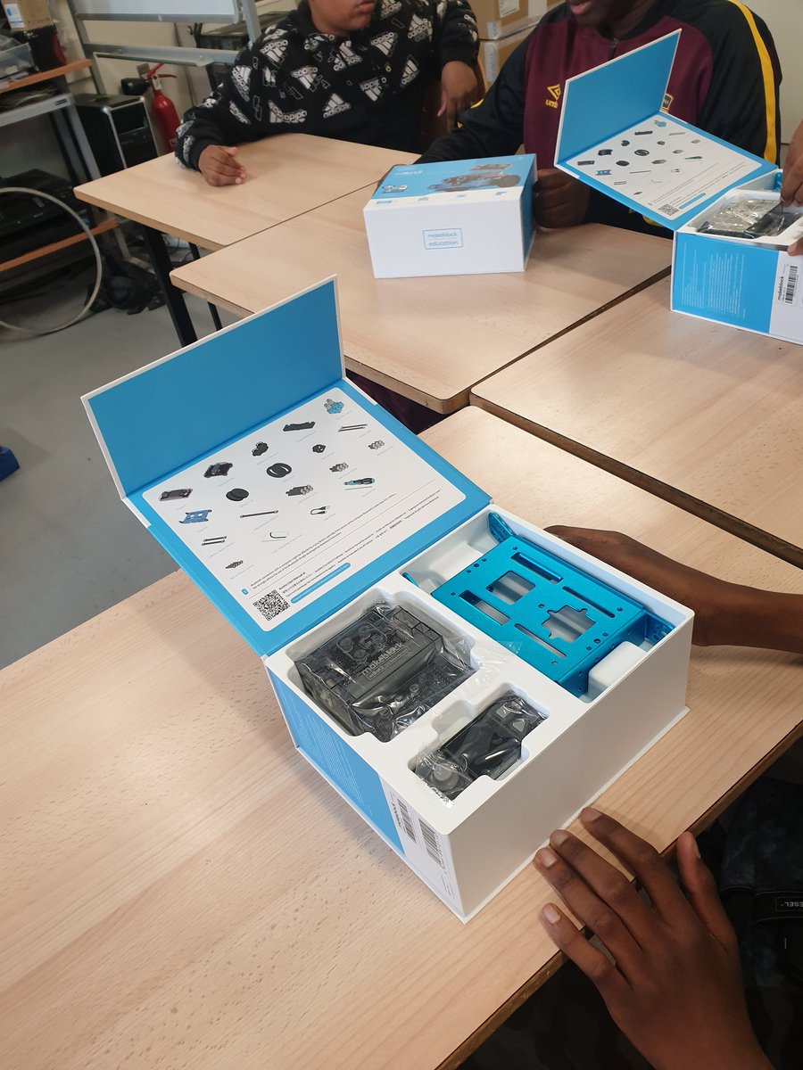 GermePatricia's tweet photo. Noël avant l'heure pour nos 4e &amp;3e #heureuxensegpa  #clgevaristegalois95 grâce à @Easytis : assembler les M'Bot &amp; ouvrir le #champdesposibles #parcoursAvenir 
Apprendre les bons gestes+organiser son poste de travail=des élèves 😍🥰 #egalitefillegarcon 
Un prof @BenoitSabarly ☺️ https://t.co/y1UK0Qb9Hy