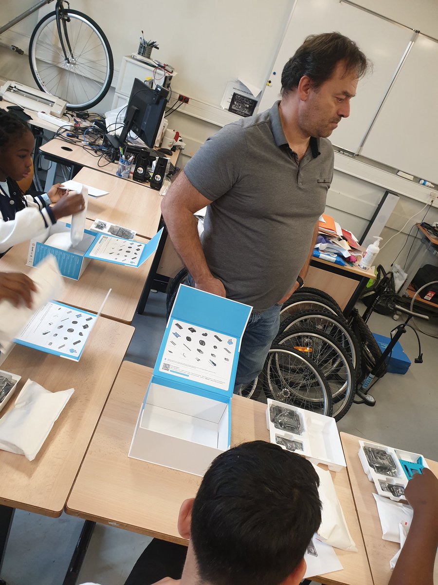GermePatricia's tweet photo. Noël avant l'heure pour nos 4e &amp;3e #heureuxensegpa  #clgevaristegalois95 grâce à @Easytis : assembler les M'Bot &amp; ouvrir le #champdesposibles #parcoursAvenir 
Apprendre les bons gestes+organiser son poste de travail=des élèves 😍🥰 #egalitefillegarcon 
Un prof @BenoitSabarly ☺️ https://t.co/y1UK0Qb9Hy