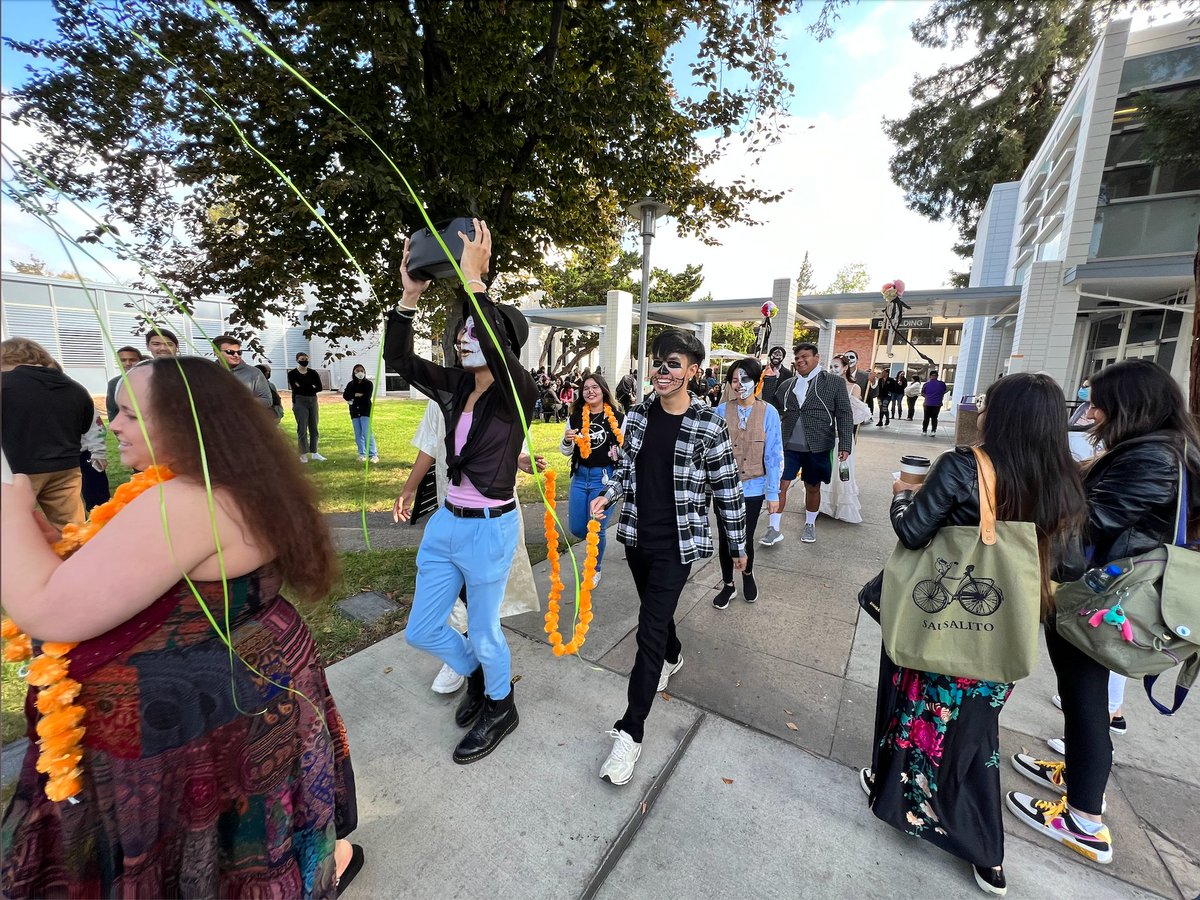 R_TomanengEdD's tweet photo. Celebrating #LatinxHeritageMonth2022 @SJCityCollege w/Dia de Los Muertos parade & face painting! Muchas Gracias to our #talented #Cosmetology students for the face painting! #SJCCBrilliant #LatinxStudentSuccess #HSI
@OfficialSJECCD @sjccxmilpitas @HACUNews @CalCommColleges https://t.co/fnjoCiUM9h
