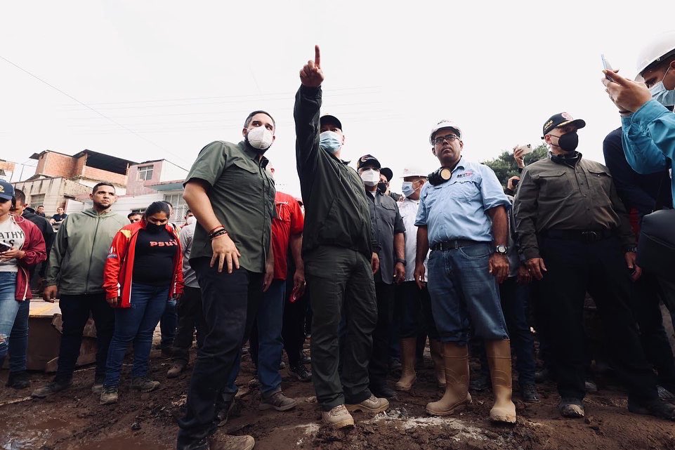 nicmaduroguerra's tweet photo. La solidaridad como valor humano, es un gesto de amor, sobre todo en los momentos difíciles que atraviesan nuestros hermanos de Las Tejerías, por eso estamos aquí como @PartidoPSUV, para avanzar en las soluciones y el renacer de este hermoso pueblo. https://t.co/TGQhVDkcrh