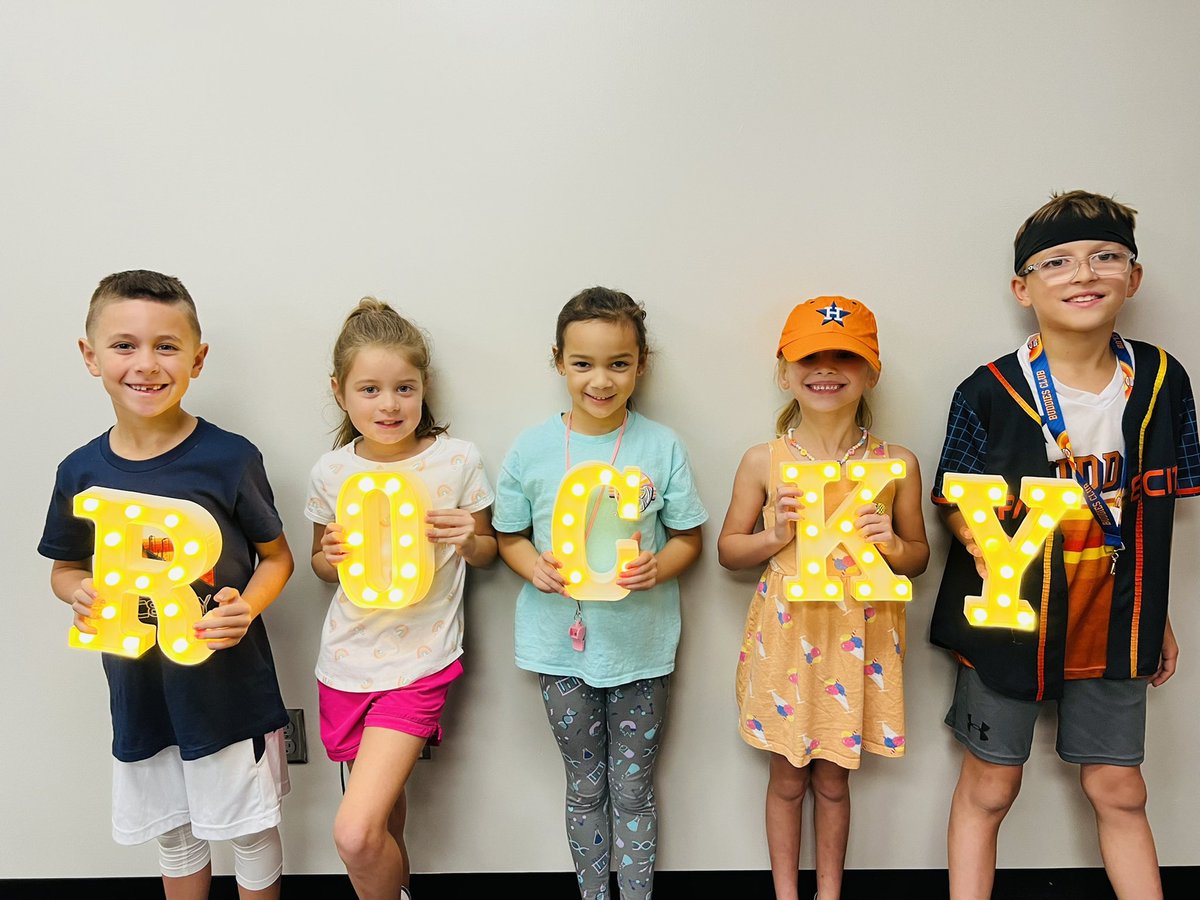 These amazing students helped introduce our bulldog’s name. Students nominated names and voted and the winning name is ROCKY❤️🐾