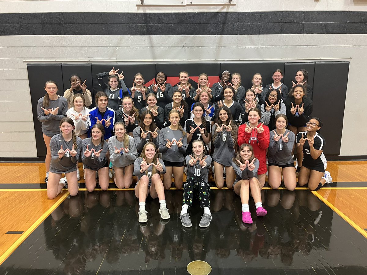 CapCityCavsVB's tweet photo. Your Lady Cavs brought home the final sweep of the season! Congrats to our Freshmen on a great season! And a huge shout out to @AvaMeinhardt for getting a career high 24 kills tonight!!! Way to finish strong ladies 💙🏐🧹 #ALLOUT #CC4L https://t.co/TXFQ1zowVP