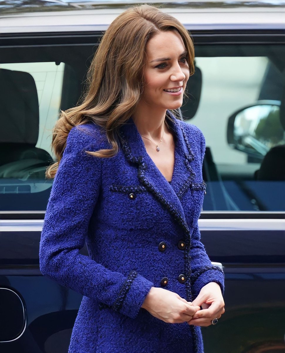 joydreamslink's tweet image. Catherine the Princess of Wales attended the 10th Anniversary Celebration of Coach Core at Copper Box Arena on 13 October 2022.

#PrincessofWales in Vintage Chanel 1995 Trimmed Double-Breasted Royal Blue Blazer.Astley Clarke Round Stilla Lapis Lazuli Pendant Necklace. #Coachcore
