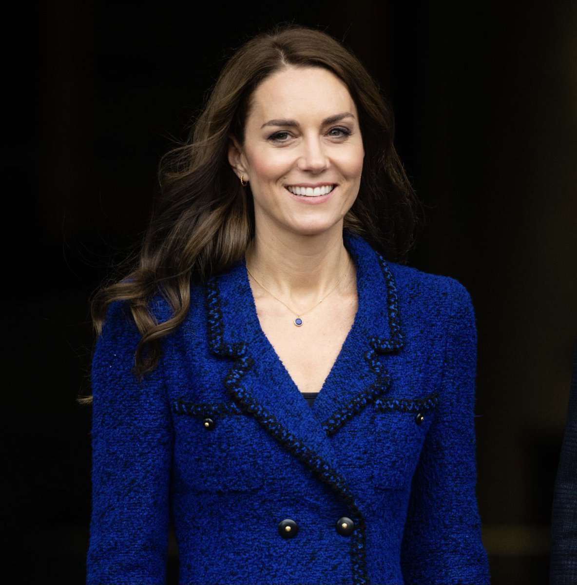 joydreamslink's tweet image. Catherine the Princess of Wales attended the 10th Anniversary Celebration of Coach Core at Copper Box Arena on 13 October 2022.

#PrincessofWales in Vintage Chanel 1995 Trimmed Double-Breasted Royal Blue Blazer.Astley Clarke Round Stilla Lapis Lazuli Pendant Necklace. #Coachcore