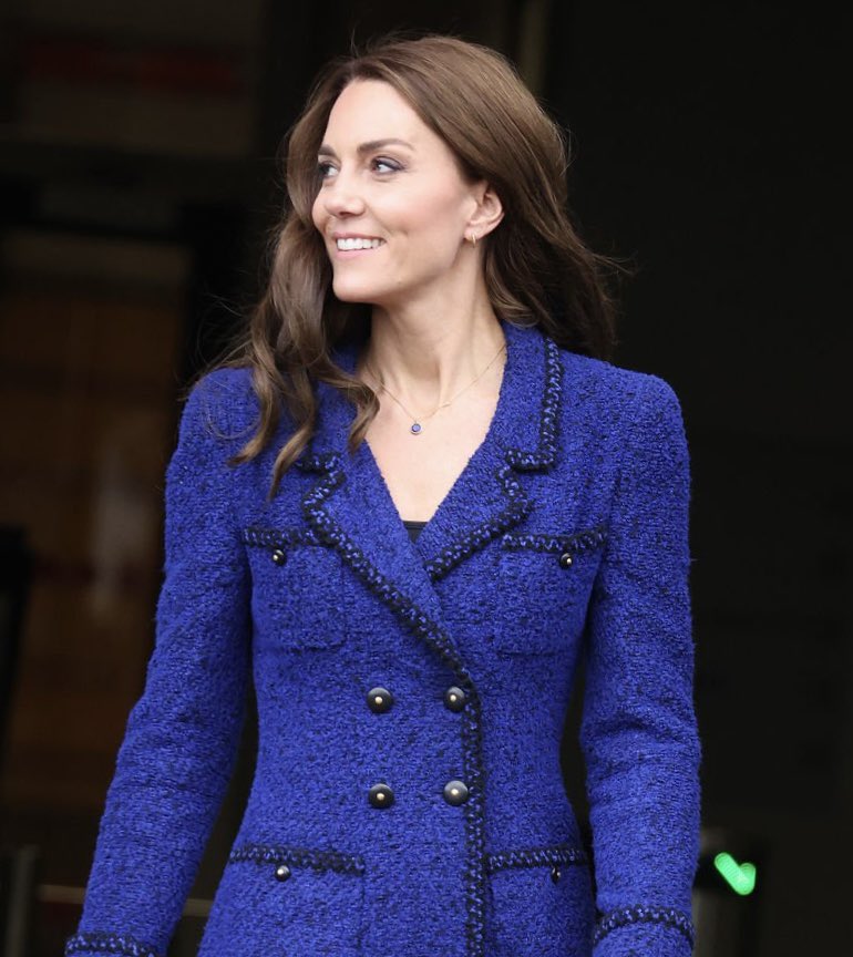 joydreamslink's tweet image. Catherine the Princess of Wales attended the 10th Anniversary Celebration of Coach Core at Copper Box Arena on 13 October 2022.

#PrincessofWales in Vintage Chanel 1995 Trimmed Double-Breasted Royal Blue Blazer.Astley Clarke Round Stilla Lapis Lazuli Pendant Necklace. #Coachcore