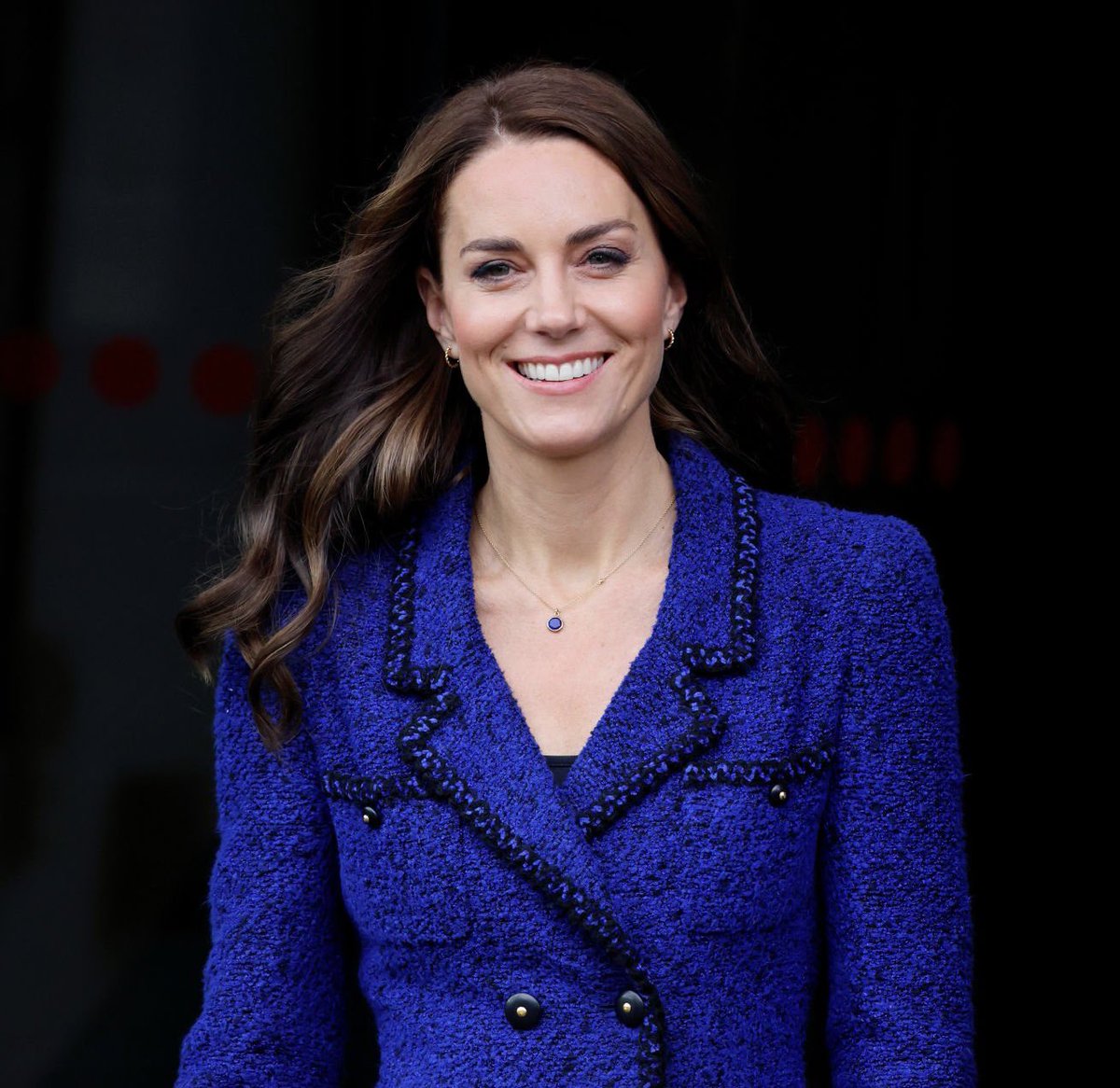 joydreamslink's tweet image. Catherine the Princess of Wales attended the 10th Anniversary Celebration of Coach Core at Copper Box Arena on 13 October 2022.

#PrincessofWales in Vintage Chanel 1995 Trimmed Double-Breasted Royal Blue Blazer.Astley Clarke Round Stilla Lapis Lazuli Pendant Necklace. #Coachcore