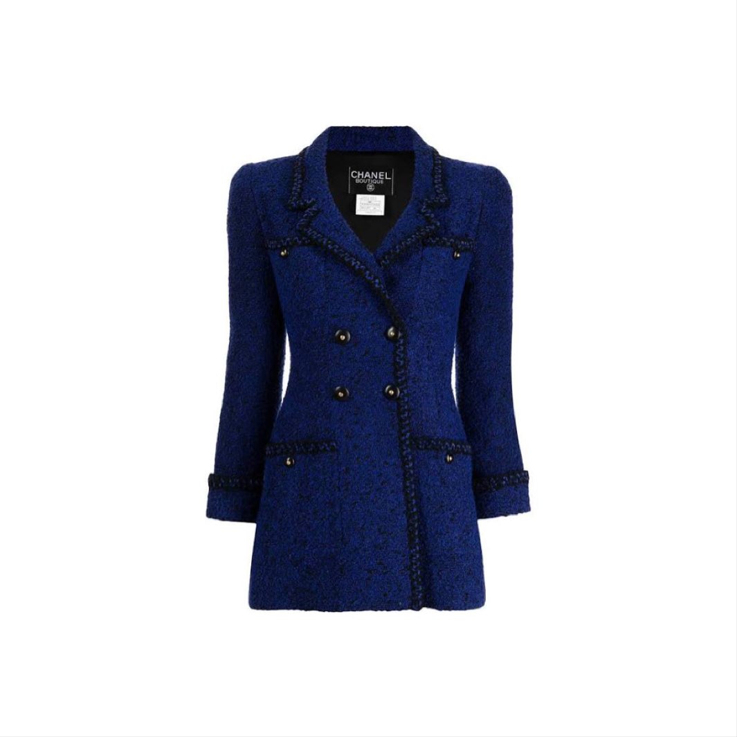 joydreamslink's tweet image. Catherine the Princess of Wales attended the 10th Anniversary Celebration of Coach Core at Copper Box Arena on 13 October 2022.

#PrincessofWales in Vintage Chanel 1995 Trimmed Double-Breasted Royal Blue Blazer.Astley Clarke Round Stilla Lapis Lazuli Pendant Necklace. #Coachcore