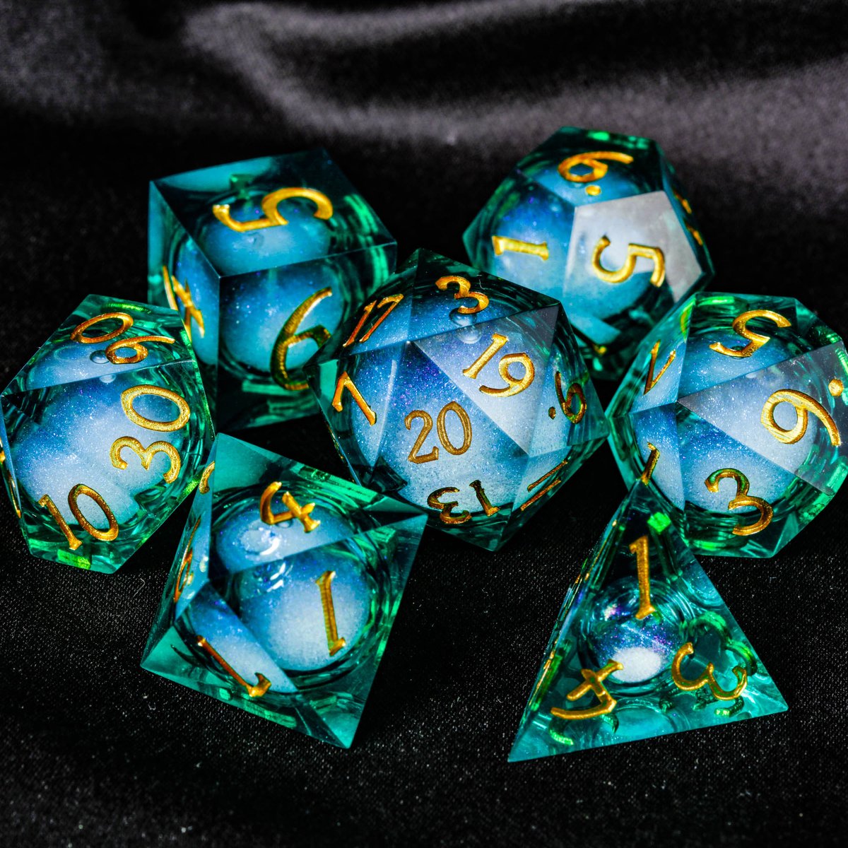 CrystalMaggie2's tweet photo. Liquid core green resin dice set💚🫠🌹💕

#dnd #dice #ttrpg https://t.co/Jb0URZApMC