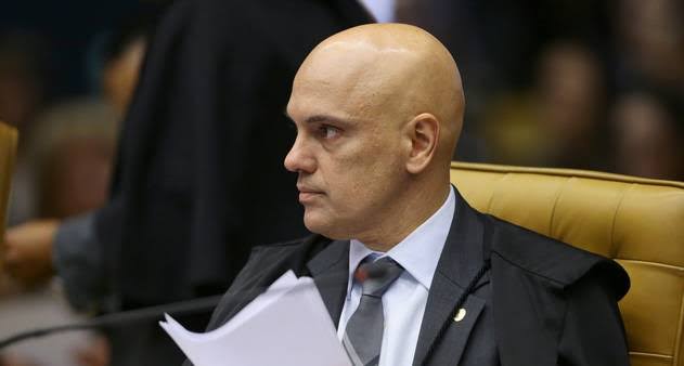 reportersalles's tweet photo. Alexandre de Moraes proíbe que Polícia Federal e Cade investiguem institutos de pesquisa; Datafolha estava na mira. O ministro vetou o inquérito alegando que há “ausência de justa causa” e “incompetência absoluta” dos órgãos. Vcs estão entendendo o que está acontecendo no Brasil? https://t.co/qbY3iVkM9Y