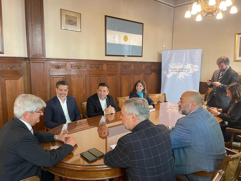 En el marco del #ShowroomDeLaModaArgentina en Montevideo, el embajador argentino en Uruguay, Alberto Juan Bautista Iribarne, recibió a autoridades de FECOBA, de la Intendencia Montevideo, y del Gobierno de la Ciudad de Buenos Aires.
(Sigue)