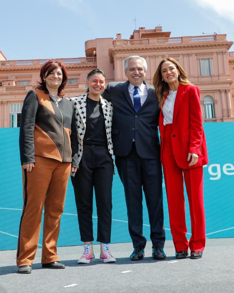 kellyolmos's tweet photo. Hoy asumí al frente del @MinTrabajoAR, con todo el compromiso y la fuerza necesaria para cumplir con el objetivo de nuestro gobierno, que es crear empleo y recuperar el poder adquisitivo de los trabajadores y las trabajadoras. https://t.co/RxUN0WXEXV