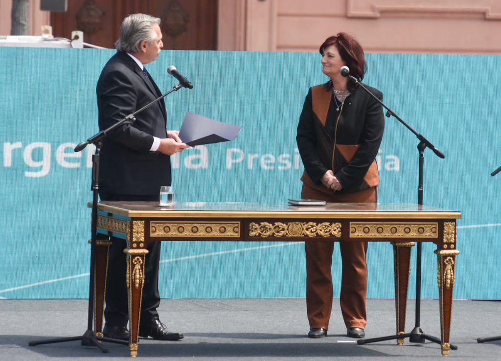 kellyolmos's tweet photo. Hoy asumí al frente del @MinTrabajoAR, con todo el compromiso y la fuerza necesaria para cumplir con el objetivo de nuestro gobierno, que es crear empleo y recuperar el poder adquisitivo de los trabajadores y las trabajadoras. https://t.co/RxUN0WXEXV