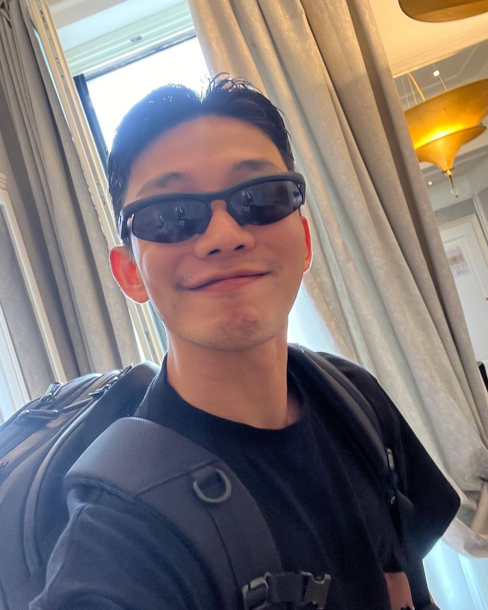 SIKseekers's tweet photo. [INSTAGRAM 2022.10.14] #YooAhIn posted his selfie wearing sunglasses and carrying a backpack. Caption: "Have a nice day".

#유아인 https://t.co/qxm3GJhBkT