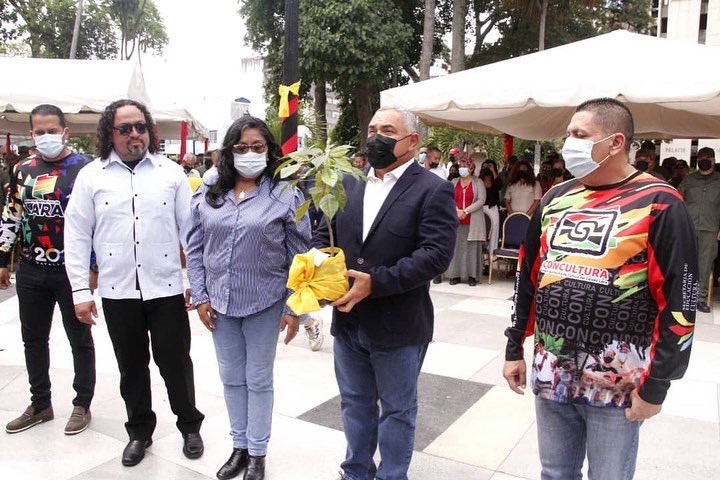 #13Oct Desde la plaza Bolívar de Barquisimeto, celebramos el Bicentenario del poema “Mi delirio sobre el Chimborazo”, obra literaria producida por el Libertador Simón Bolívar y que arriba a su Bicentenario en el marco de la décima sexta entrega del Festival Mundial de la Poesía.