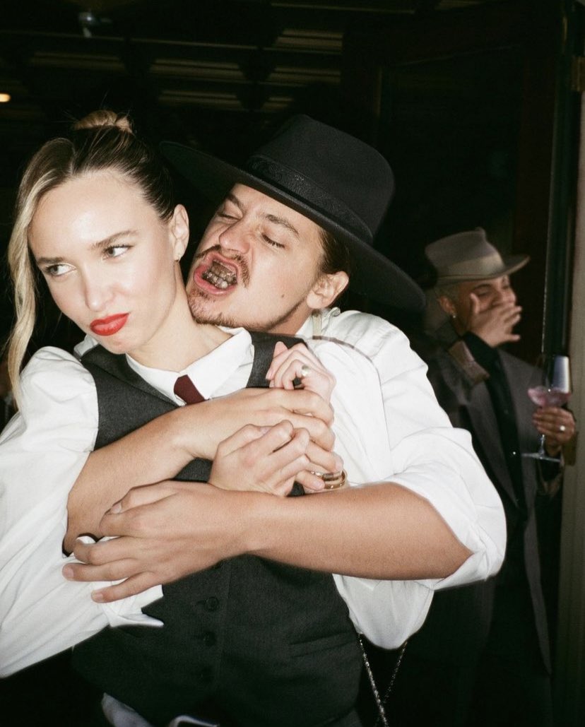 t_st_33's tweet photo. Cole Sprouse and his girlfriend didn’t dress up like Amber Heard and Johnny Depp. It was a birthday party and it was its theme, the roaring 20’s! Everyone else at the party also dressed up the same way! Stop looking for people! https://t.co/3fvitdNG8i