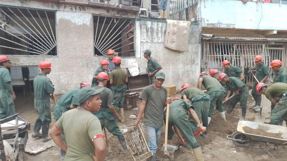 dhernandezlarez's tweet photo. Brigada de paracaidistas con su comandante General Javier Magallanes al frente, dando el ejemplo y cumpliendo la orden de nuestro Comandante en Jefe @NicolasMaduro despejando su zona encomendada, siempre venciendo ! #LasTejeríasRenacerá https://t.co/xbsRhSFfLo