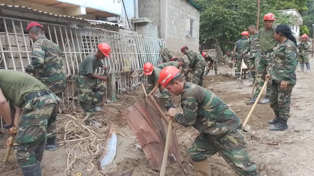 dhernandezlarez's tweet photo. Brigada de paracaidistas con su comandante General Javier Magallanes al frente, dando el ejemplo y cumpliendo la orden de nuestro Comandante en Jefe @NicolasMaduro despejando su zona encomendada, siempre venciendo ! #LasTejeríasRenacerá https://t.co/xbsRhSFfLo