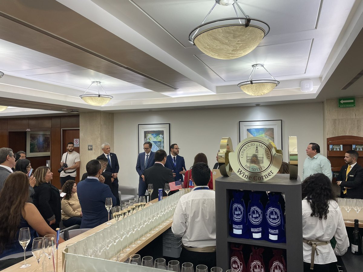 joseantonio1977's tweet photo. Hoy @united abre su #WineCorner en su #UnitedClub del AICM, se comparte lo mejor del #vinomexicano para los viajeros business tanto de United, como de las aerolíneas afiliadas de @staralliance: @AirCanada @lufthansa @Avianca #aviación #turismo https://t.co/0c1zi12XGX