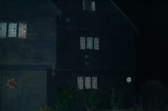HauntFootsteps's tweet photo. #ghosts have always fascinated us. Could these be #spiritorbs outside the #witchhouse? #SalemPhotoChallenge Destination Salem, Massachusetts Creative North Shore https://t.co/K6xoFXD4EV