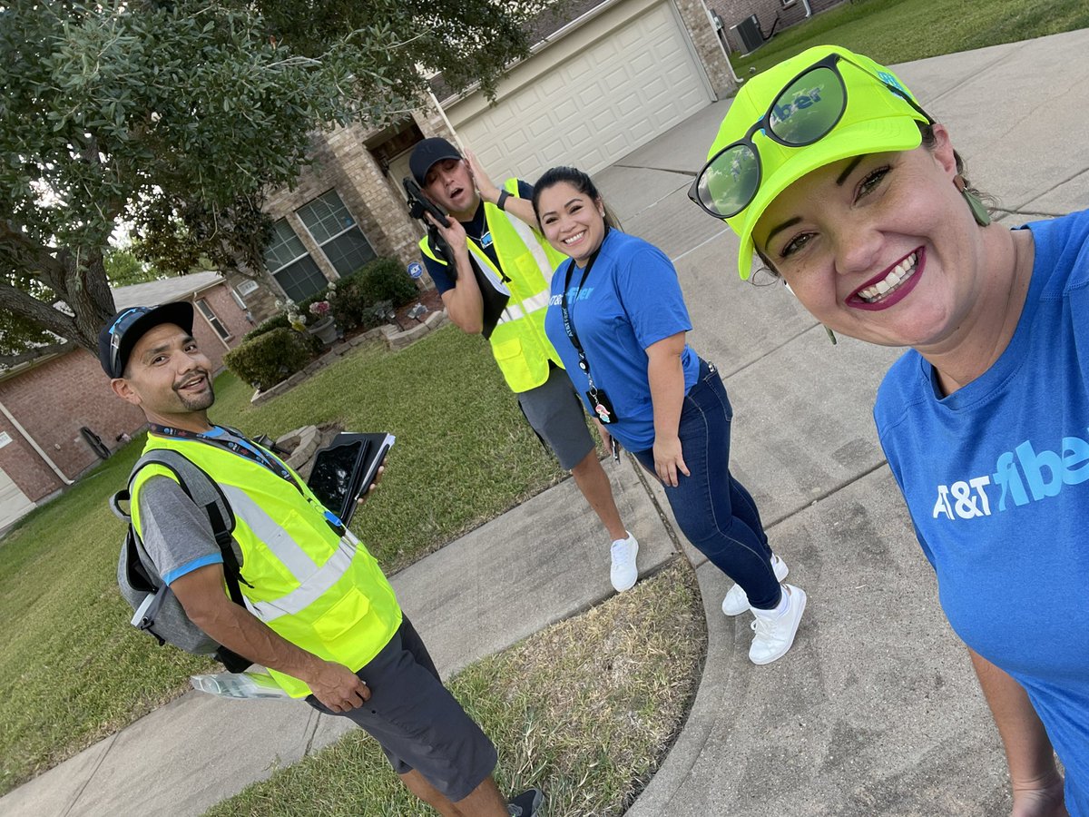 kirsten_peavey's tweet image. That feeling when your team has a FIBERtastic day prospecting brand new GREEN!! 💚🤩💚🤩💚
#FiberBolts⚡️ #STXfiberflex #winningtogether #FeeltheBuzz ✨
@ChristineHuynh_ @attjoeg @georgesosaATT @STXSpeedsetters