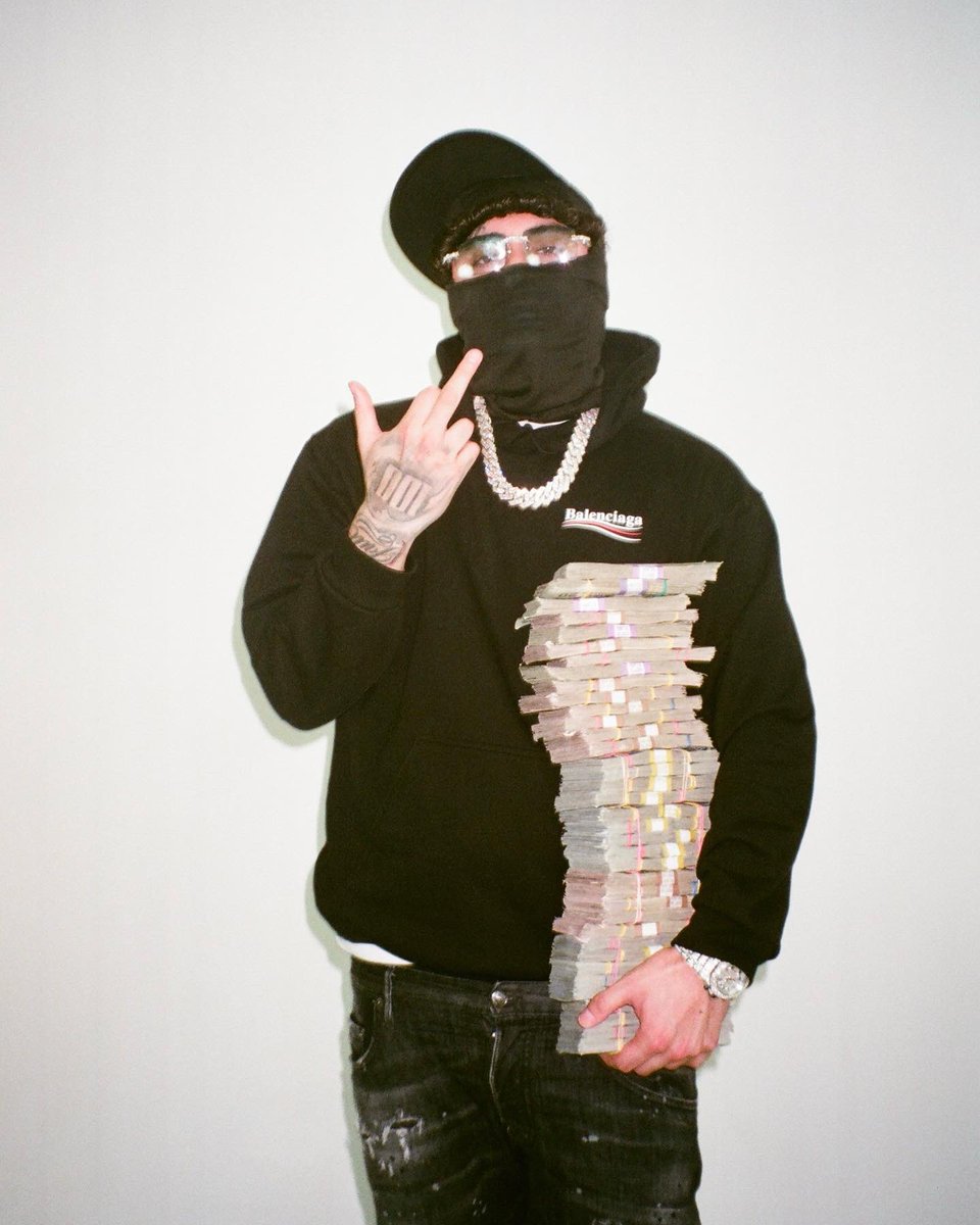 I JUST BOUGHT A BABY MANSION WIT A 3 CAR GARAGE ! I B CHILLIN WIT MY CHICK NEED SOME HEAD N A MASSAGE 💆‍♂️