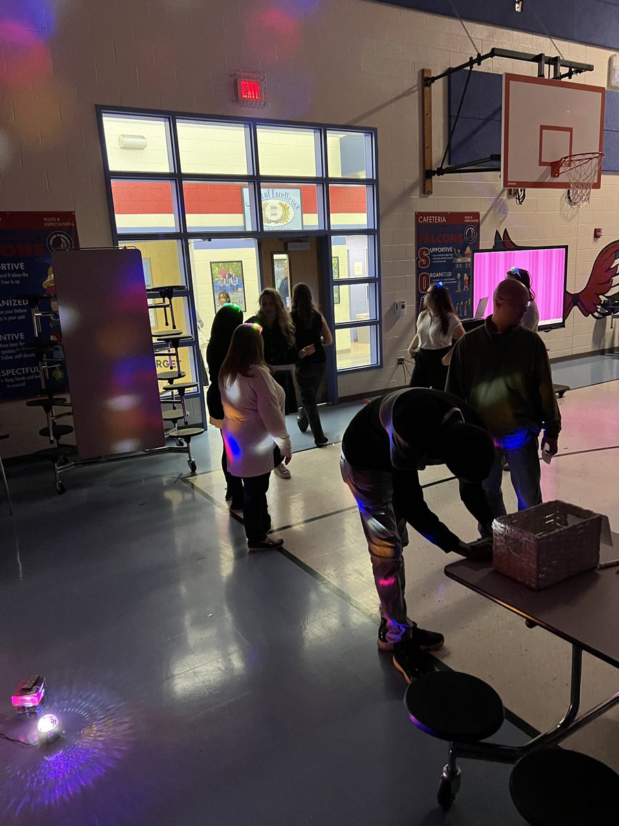 What a fun BTSN! Love notes and disco lights! Thanks @Mrs_Peppy122 for all that you do! #ashlandsoar #4thgrade