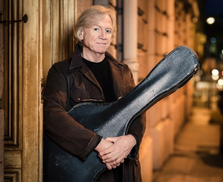 Happy 76 birthday to the amazing Moody Blues guitarist and singer Justin Hayward! 
