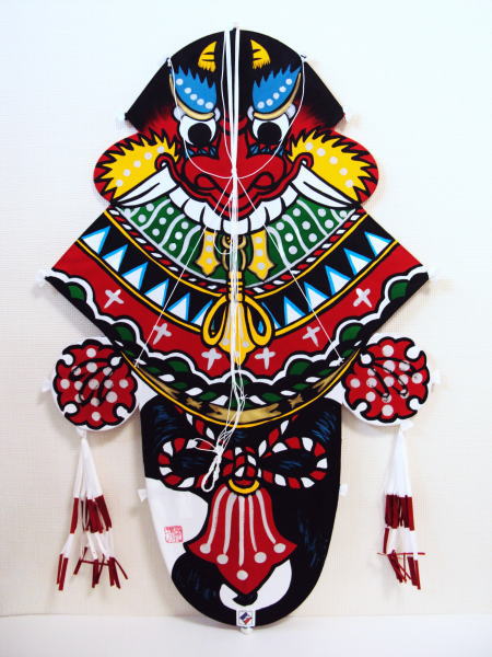 バラモン凧良いよね!
五島のバラモン凧は、下側の武士がバケモンの方を向いてるって言われる。

これは化け物にたいして立ち向かってるから、らしい。 