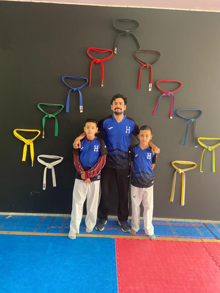 viniciovaldes's tweet photo. Histórico!!!

Primera vez Honduras obtiene dos medallas de bronce en el Panamericano Infantil llevado a cabo en Colombia .
Nuestras felicitaciones a su entrenador Edgardo Hurtado y por supuesto a los medallistas .Matthew Eli Molina - 40 kg
Sebastian Andres Vasquez -30 kg https://t.co/Xnlz7bcC5e