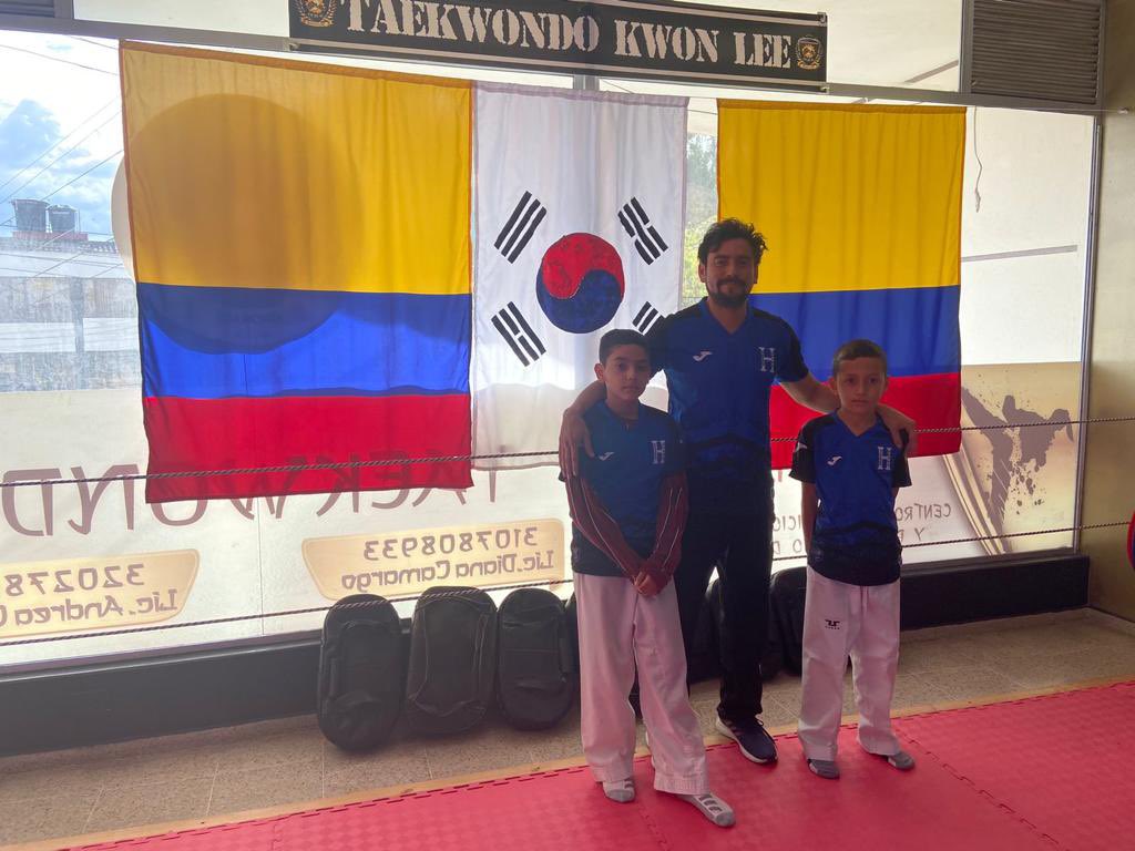 viniciovaldes's tweet photo. Histórico!!!

Primera vez Honduras obtiene dos medallas de bronce en el Panamericano Infantil llevado a cabo en Colombia .
Nuestras felicitaciones a su entrenador Edgardo Hurtado y por supuesto a los medallistas .Matthew Eli Molina - 40 kg
Sebastian Andres Vasquez -30 kg https://t.co/Xnlz7bcC5e