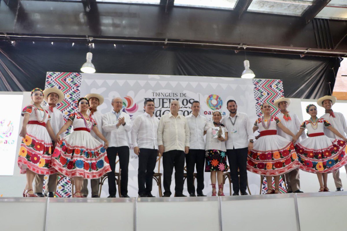 gobiernohidalgo's tweet photo. La titular de la @SECTURHidalgo, @LizQuintanarG, recibió en #Oaxaca, la estafeta para la realización de la 5ª edición del #TianguisDePueblosMágicos, a realizarse en nuestro estado el próximo año. https://t.co/RGQNTp2vFu