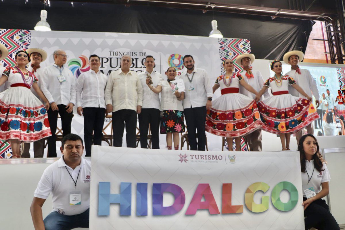 gobiernohidalgo's tweet photo. La titular de la @SECTURHidalgo, @LizQuintanarG, recibió en #Oaxaca, la estafeta para la realización de la 5ª edición del #TianguisDePueblosMágicos, a realizarse en nuestro estado el próximo año. https://t.co/RGQNTp2vFu