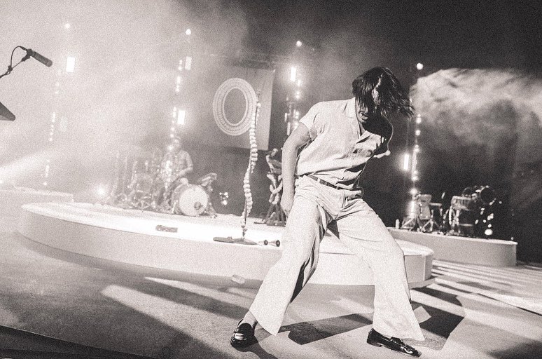 youngthegiant's tweet photo. What an incredibly special night. Thank you to everyone who came out to celebrate the start of our #AmericanBollywood Tour and everyone who watched along at home 🙏🏾🙏🏾🙏🏾

It’s inspiring to see the messages from our album resonate with so many people.

📸 @lupeintransit https://t.co/8Cf3mI0Qr8