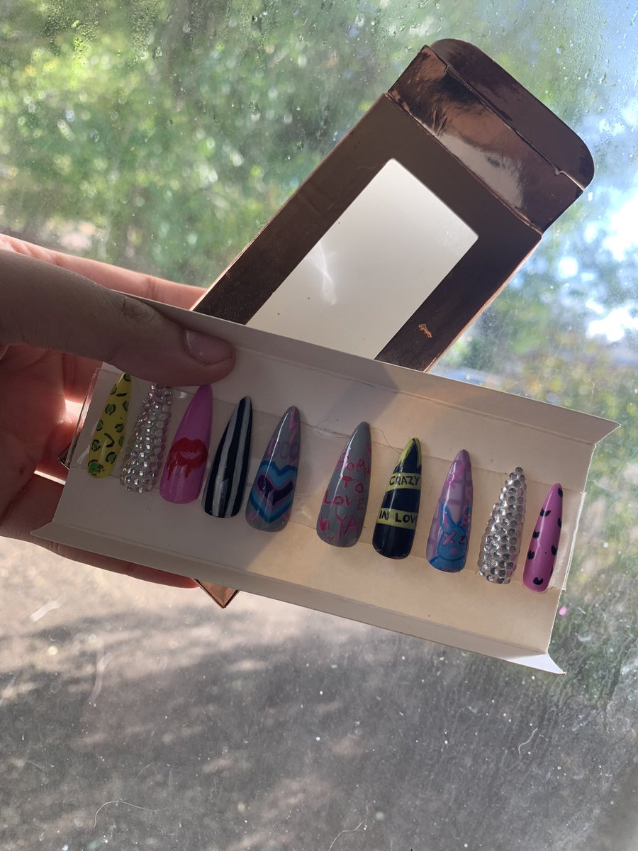 KPhongpradith's tweet photo. Loco by Itzy inspired press on nails available in my shop! #ITZY #itzyloco #loco #KPOP https://t.co/YdvO8fyNgW
