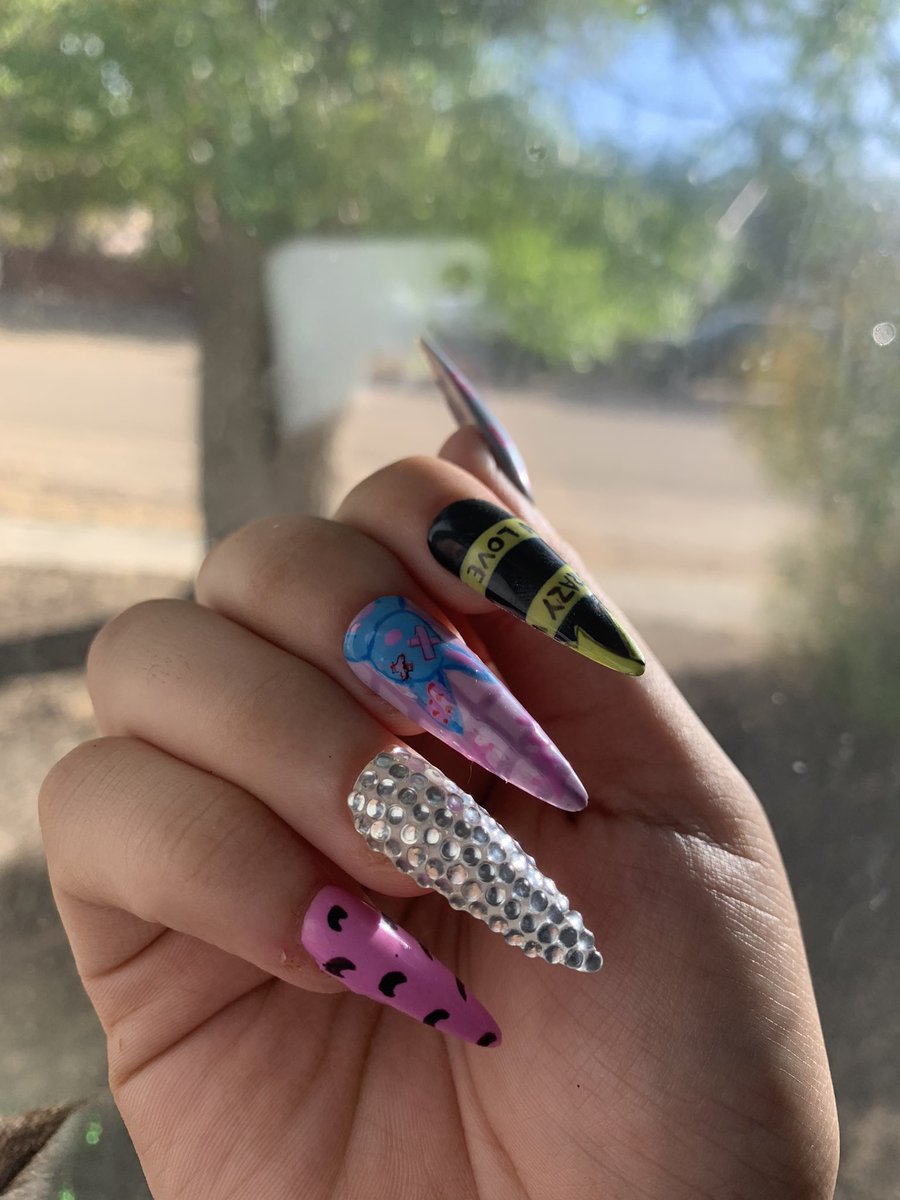 KPhongpradith's tweet photo. Loco by Itzy inspired press on nails available in my shop! #ITZY #itzyloco #loco #KPOP https://t.co/YdvO8fyNgW
