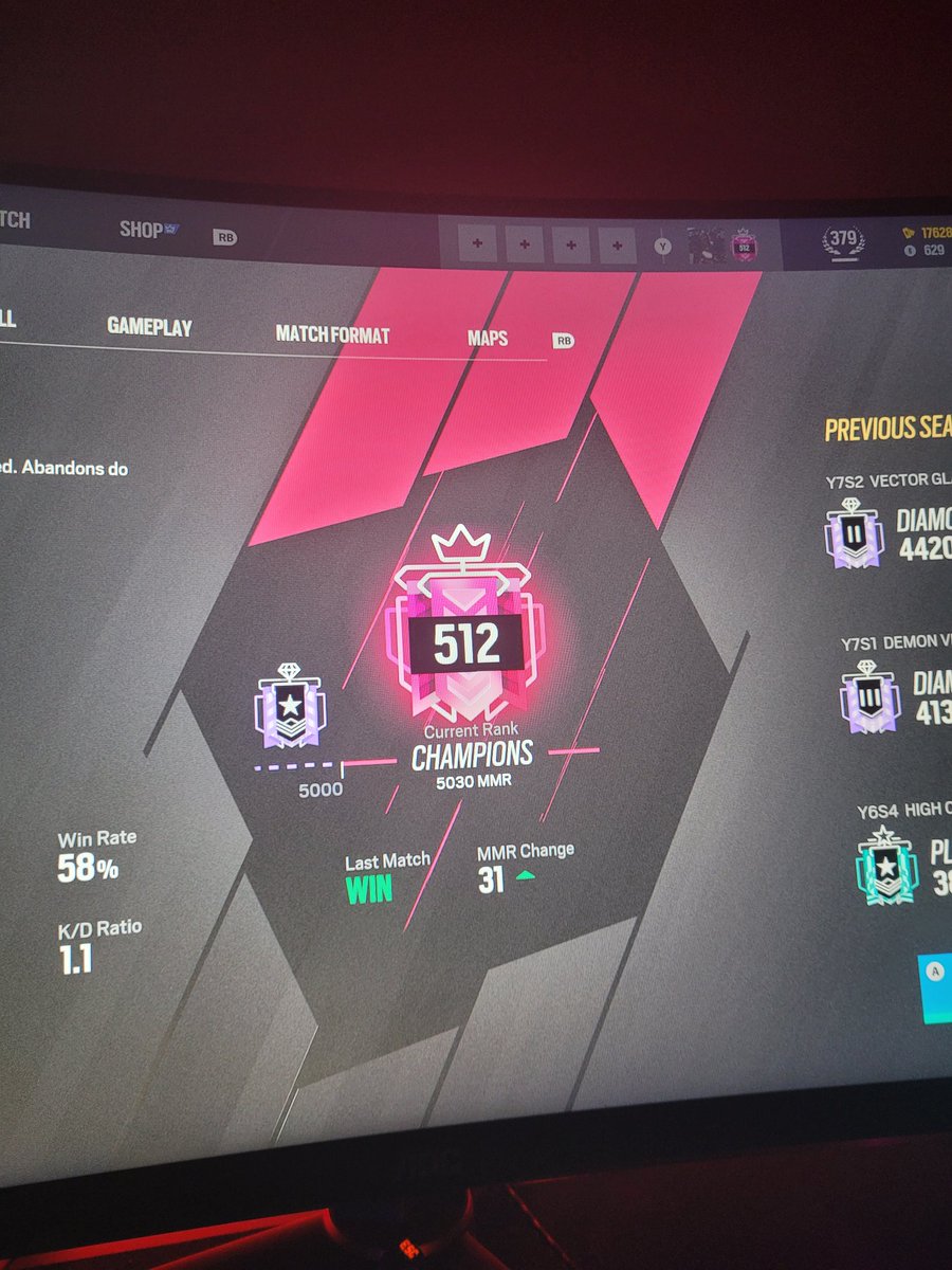 Y7 Champ Kuss an @Jxstin_r6, Mvzko und <a href="/SkRypExX/">Erik</a>