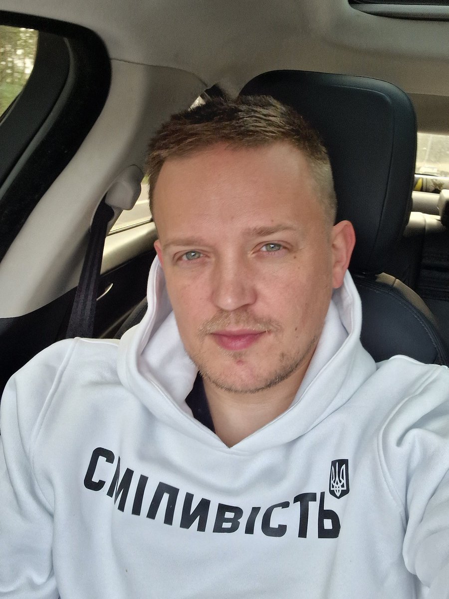 Harri_Est's tweet photo. Hey Russia, this is me! Read my damn hoodie, it's says 'Bravery'😉😏 This is Ukraine, none of us are scared, none of us are hiding, this is me and please, do fck of as @johnsweeneyroar would say! #iFightForUkraine https://t.co/lNlReKLasE
