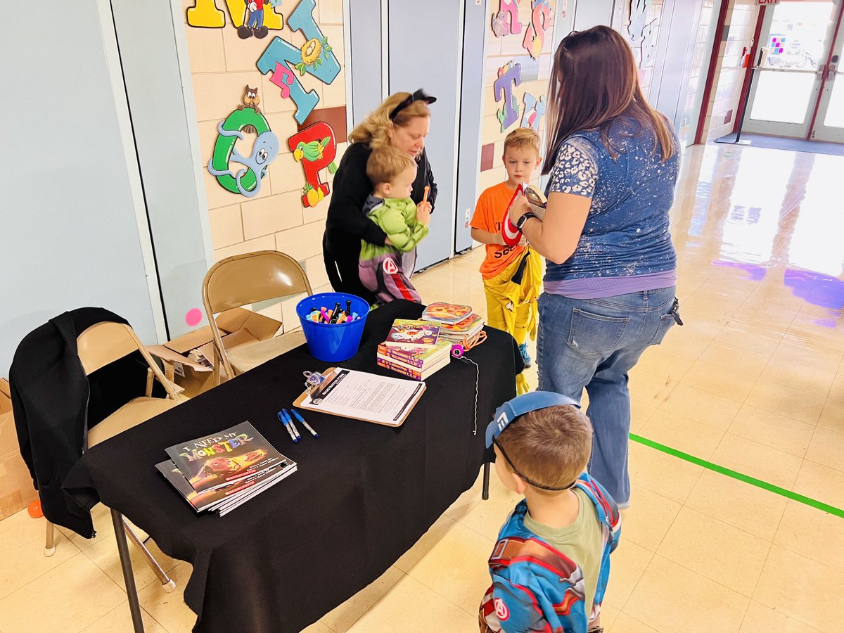 MsherrellD's tweet photo. Fun Night at Washington Early Learning Center for Family Fun night. Check out the book give-a-way! Way to go, Mrs. Egan and staff! ⁦@13easd⁩ #13Succeeds https://t.co/iKLtk7AXa1