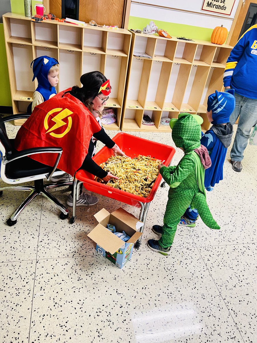 MsherrellD's tweet photo. Fun Night at Washington Early Learning Center for Family Fun night. Check out the book give-a-way! Way to go, Mrs. Egan and staff! ⁦@13easd⁩ #13Succeeds https://t.co/iKLtk7AXa1