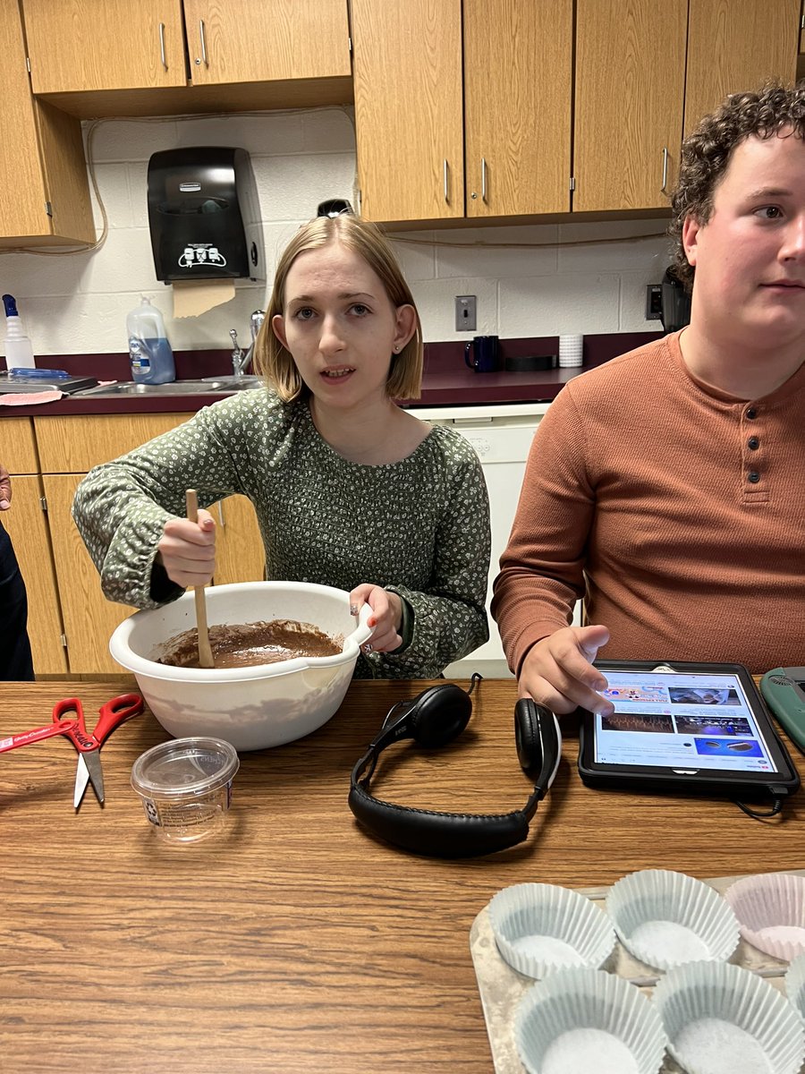 MrsDeneau's tweet photo. Mrs. Deneau and Mrs. Mayer’s classes got together to bake a cake for our friend celebrating his birthday! @LamphereHS #wearelamphere https://t.co/avanO6Wb9M