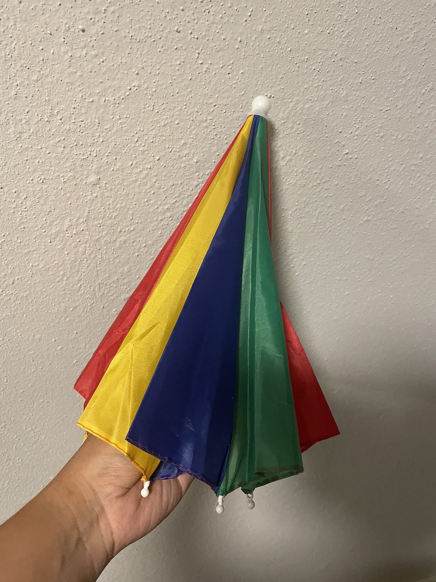 MsVelazquez_4th's tweet photo. What a great day at @Mitchell_Elem. One of my students gifted me a small umbrella because they saw me struggling in the Sun during Dismissal. Now, I’m protected and safe! Then, I was awarded TOM along with one of my fave-4th grade colleagues! @YalitzaMtz It’s the little things ❤️ https://t.co/tCewk5vxbE