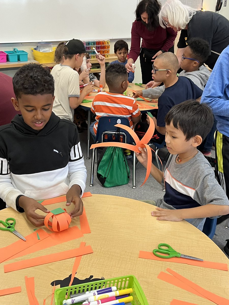 smusgrove2's tweet photo. Big Buddy pumpkin makingโฆ#bugbuddies #pumpkinseason #sd40learns @LKCougars #kelvinkindies https://t.co/XOBlQOIuCX