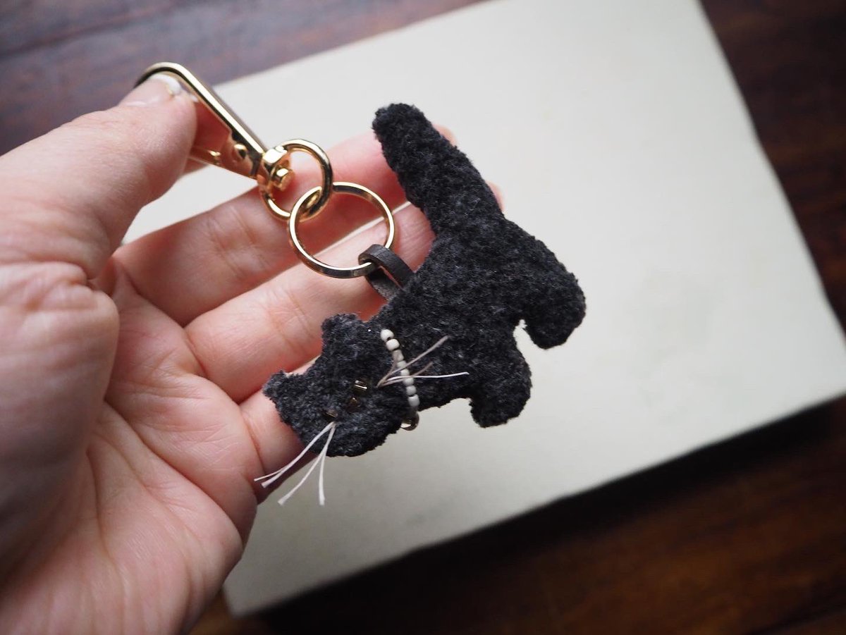 glimmer_globe's tweet photo. 黒猫のキーリング出来上がり
黒猫のブローチ、ピンバッジ、ピアス等今から作りまーす🐈‍⬛

急げ急げー🙌🏻

10/23(日)のニャンフェスに持っていきます✨

#ニャンフェス　#黒猫　#パンチニードル https://t.co/w29mgY9kQF